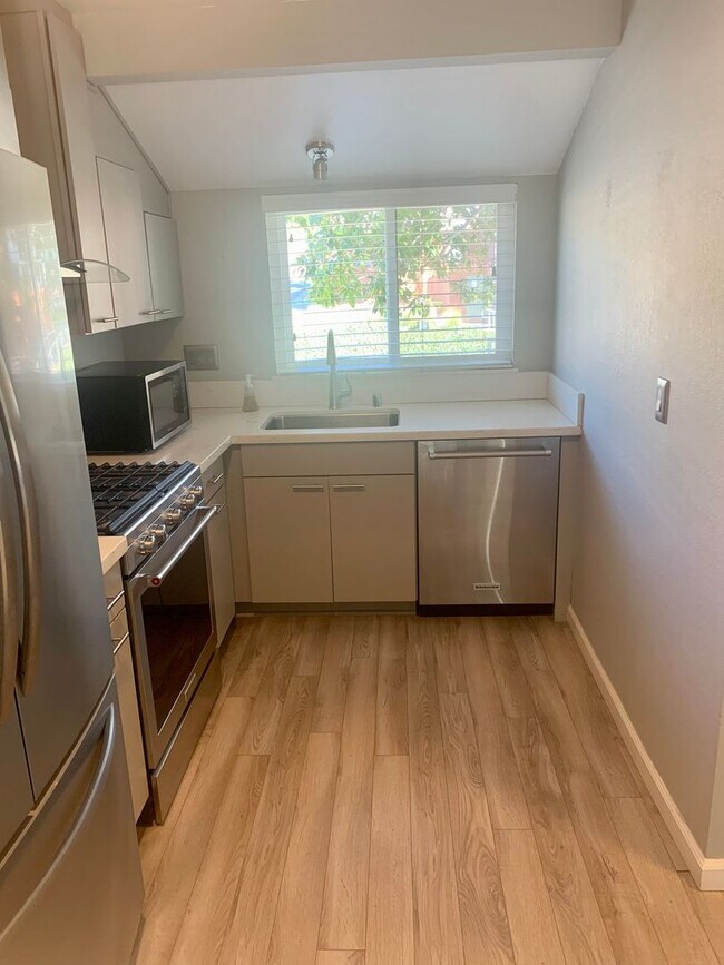 Foto del edificio - Remodeled, Upstairs 2BD / 1BA Condo Less Than 1/2 Mile From the Beach