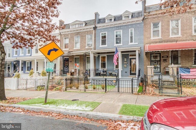 Foto del edificio - 241 Rock Creek Church Rd NW