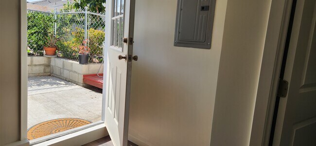 Foto del edificio - 5614 Riverton Ave