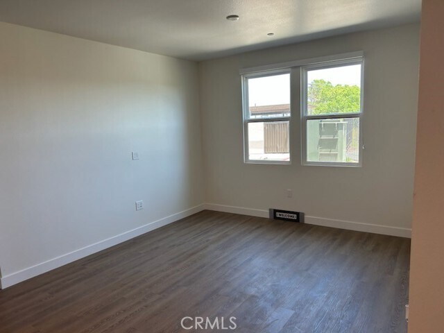 Foto del edificio - 4933 N River Rd