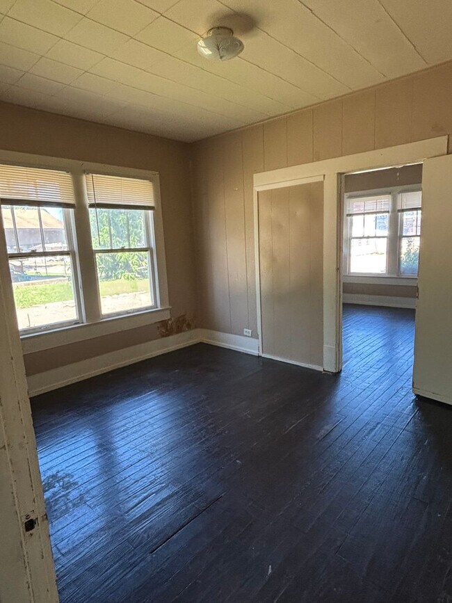 Foto del edificio - Charming 2 bedroom with natural hardwood floors