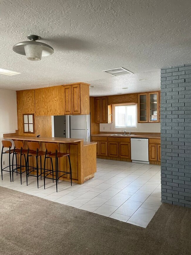 Building Photo - Open floorplan/Huge yard/Lots of Storage/Fireplace