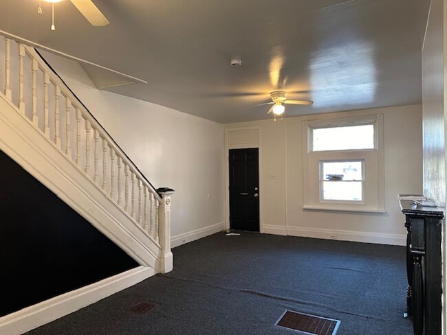 Building Photo - Spacious 4 Bedroom 1.5 Bathroom Row Home F...