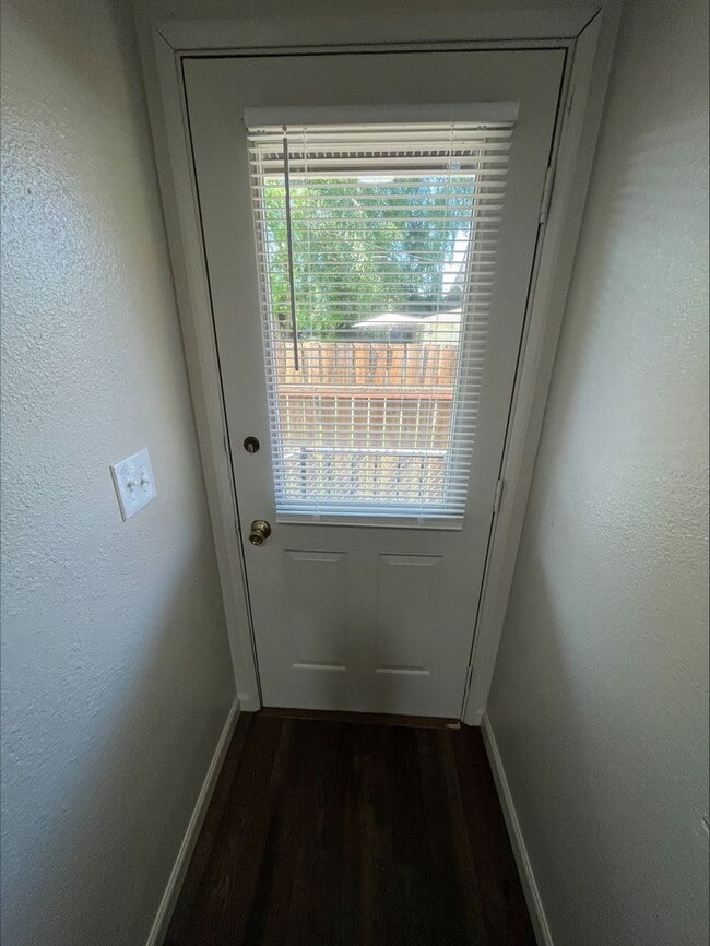 Building Photo - Move in apartment in quiet complex