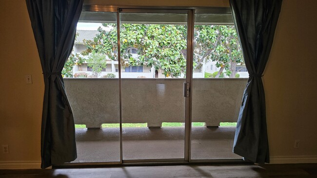 Building Photo - Centrally Located Simi 2 Bed 2 Bath Condo....