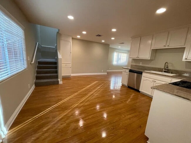 Building Photo - 428 Cerritos Ave