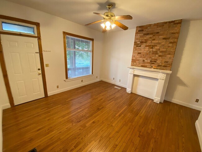 Building Photo - Highland 1557-1559 1557HSLLC