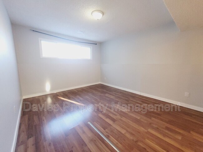 Photo du bâtiment - 4227-4232 32 Ave NW