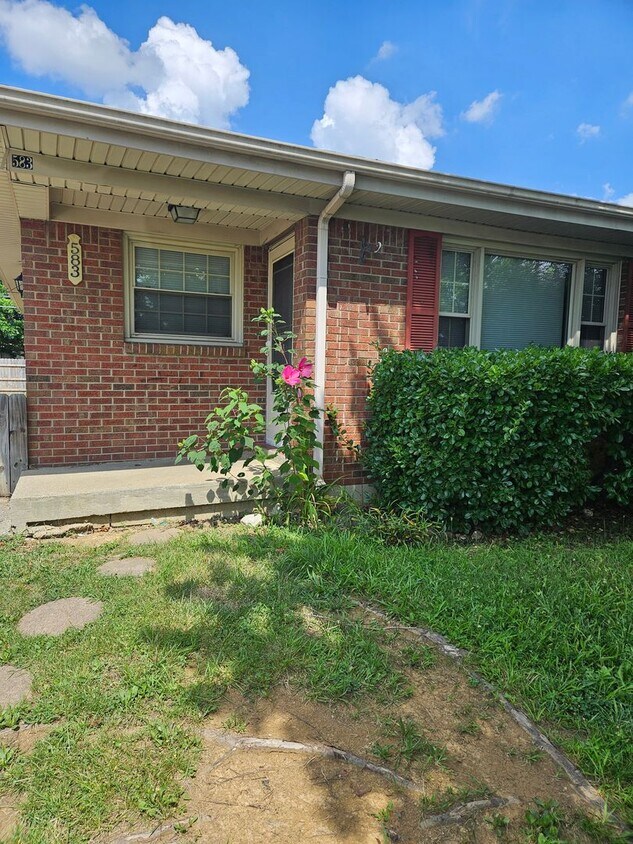 Foto principal - 2 Bed 1 Bath Duplex