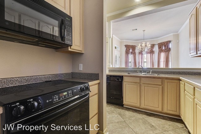 Building Photo - 3 br, 2.5 bath House - 20 Nouveau Lane W.