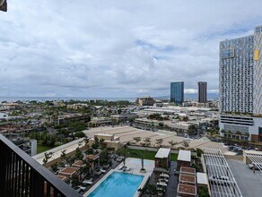 Building Photo - 987 Queen St