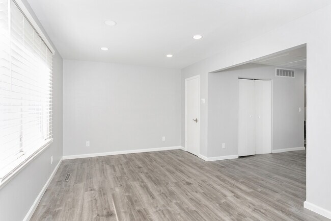 Building Photo - 127 E Hazelhurst St