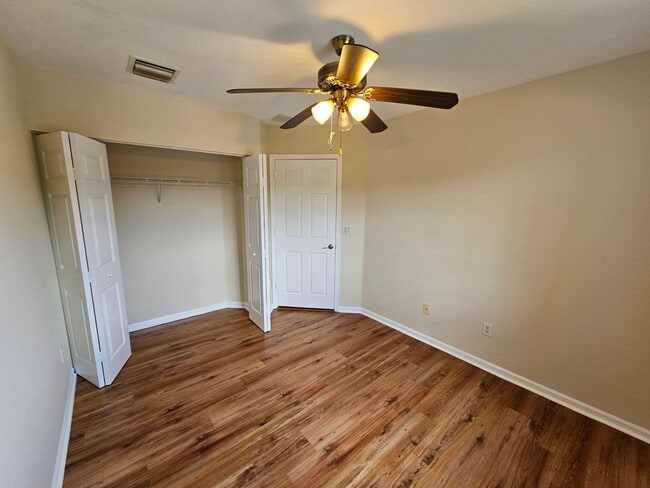 Building Photo - Spacious 3/2.5 Townhome