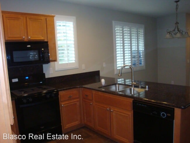 Building Photo - 2 br, 2.5 bath House - 8055 Pueblo Place #112