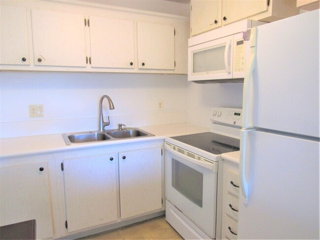 Building Photo - 600 Village Green Ct