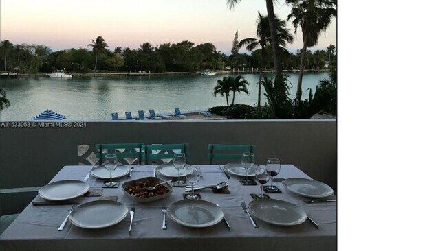 Foto del edificio - 9101 E Bay Harbor Dr