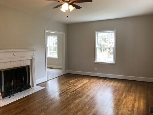 Building Photo - Updated Bungalow with Easy Access to Emory...