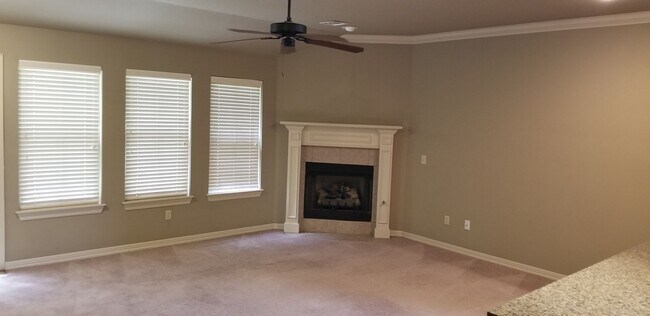 Building Photo - 3 bedroom 2 bath home