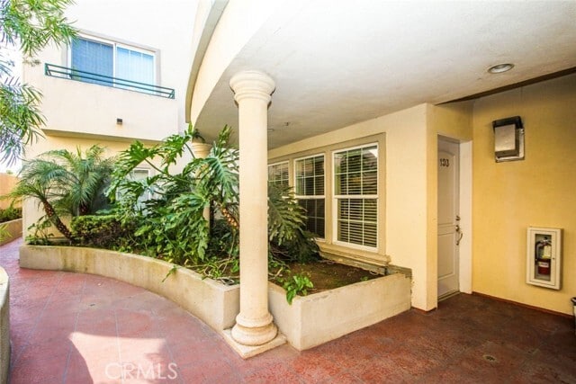 Building Photo - 719 E Providencia Ave