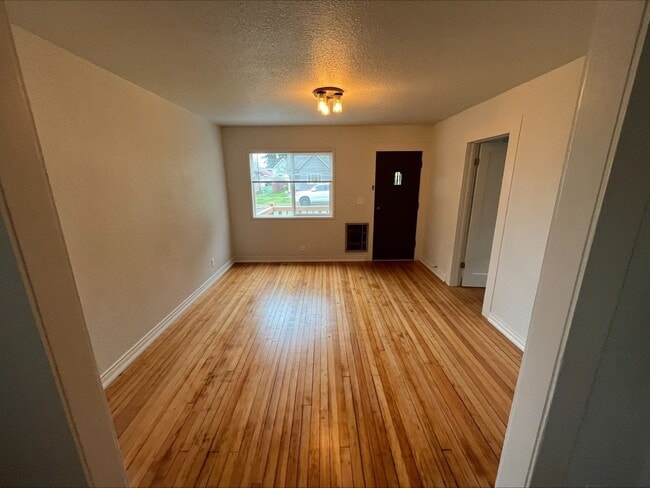 Building Photo - Charming home in Edison District