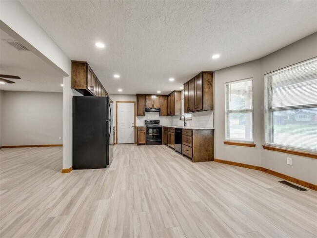 Building Photo - 412 Sundown Dr