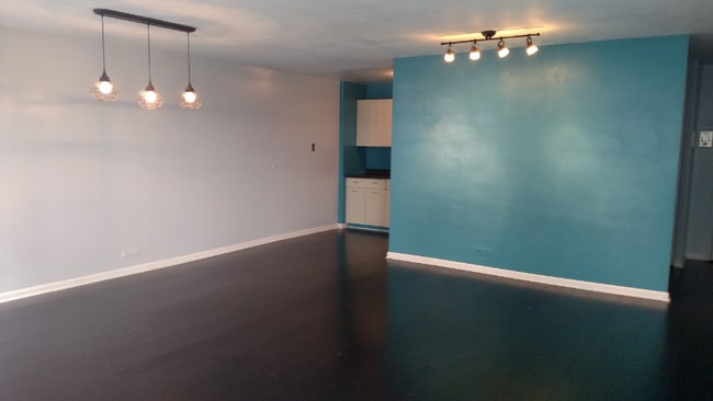 Building Photo - 5701 N Sheridan Rd