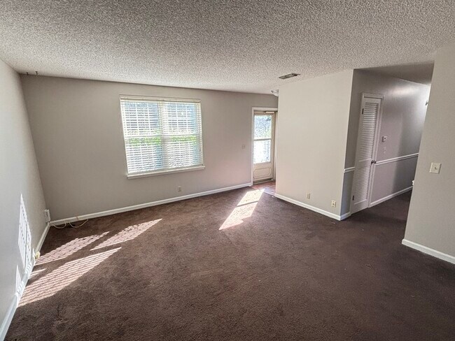 Foto del edificio - South Nashville home w/ fenced yard and shed!