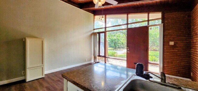 Foto del edificio - 6707-13 San Bonita Ave