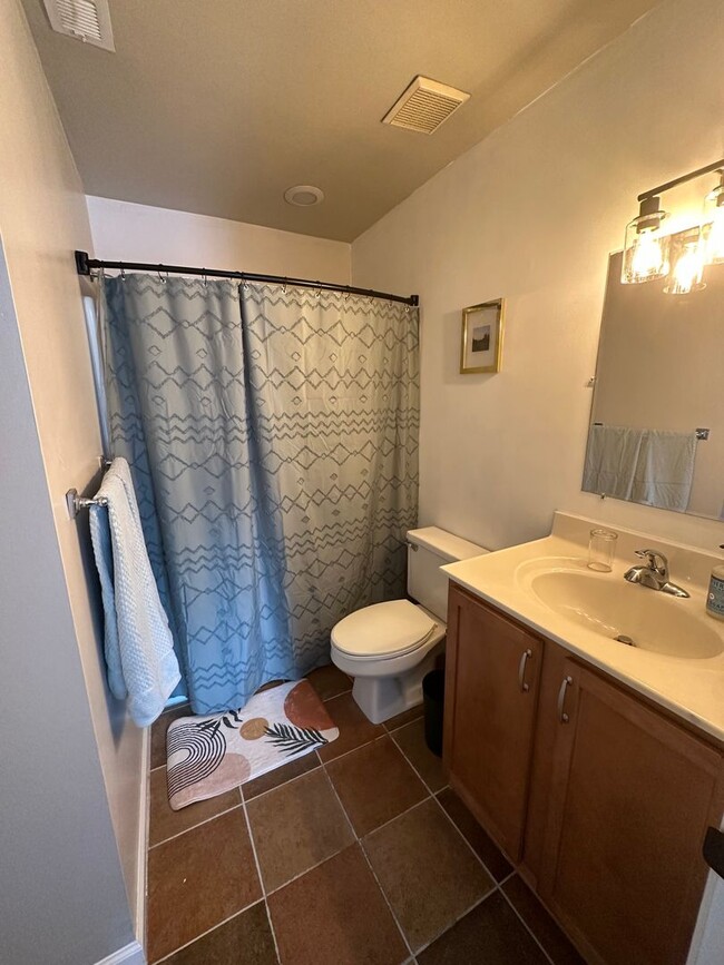Building Photo - Beautiful Condo Block from the Bay!