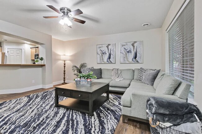Foto del edificio - 3462 N Lancer Ave