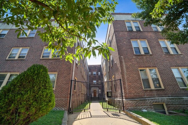 Building Photo - Adams Court Apartments