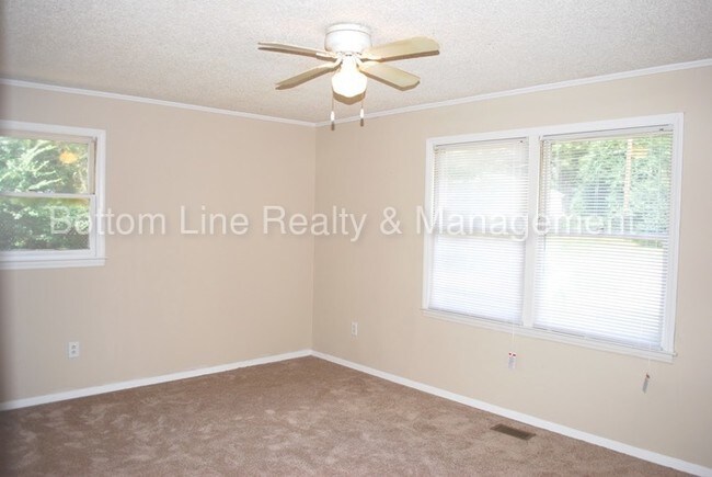 Foto del edificio - 705 Mapleleaf Ln