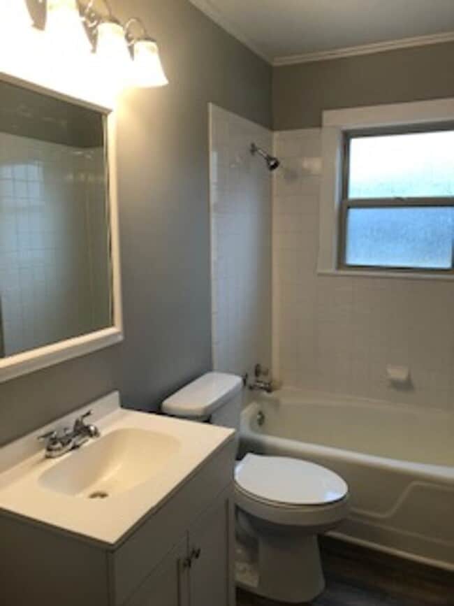 Building Photo - Two Bedroom / One Bath Home