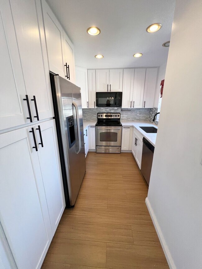Building Photo - 2 Bed/2 Bath Upper Level Condo at Marbella
