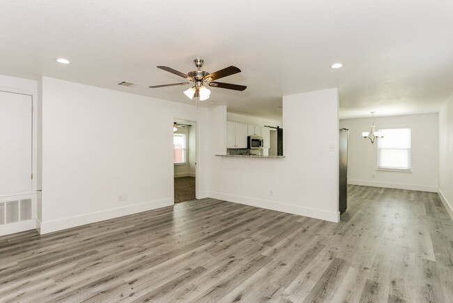 Building Photo - 1725 Vineridge Ln