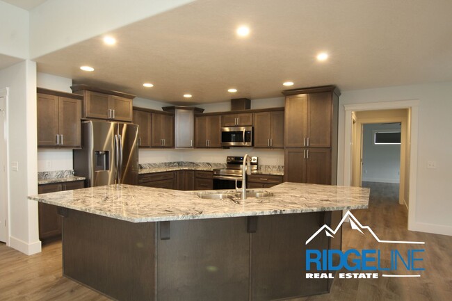 Building Photo - Newer Built Townhome Ready for Lease!