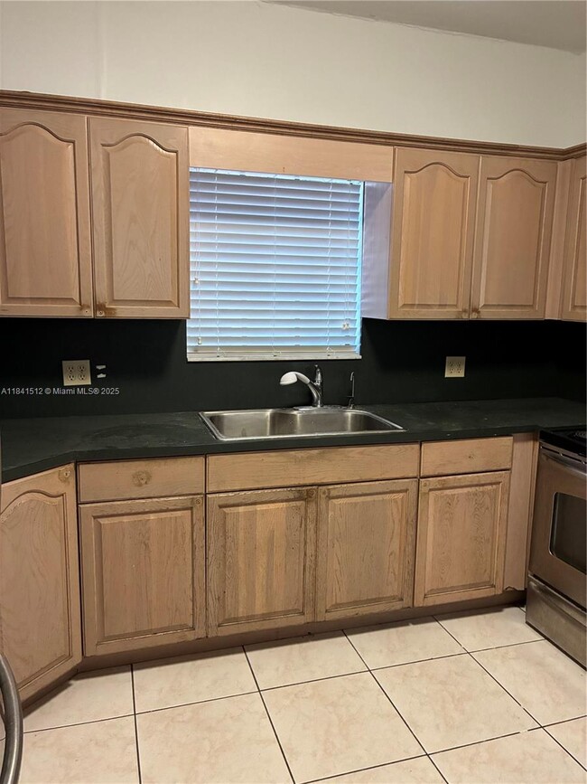 Foto del edificio - 1774 SW 11th St