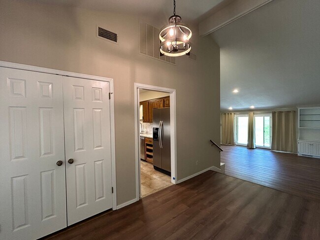 Foto del edificio - Gorgeous home in Point South! Lawn care in...