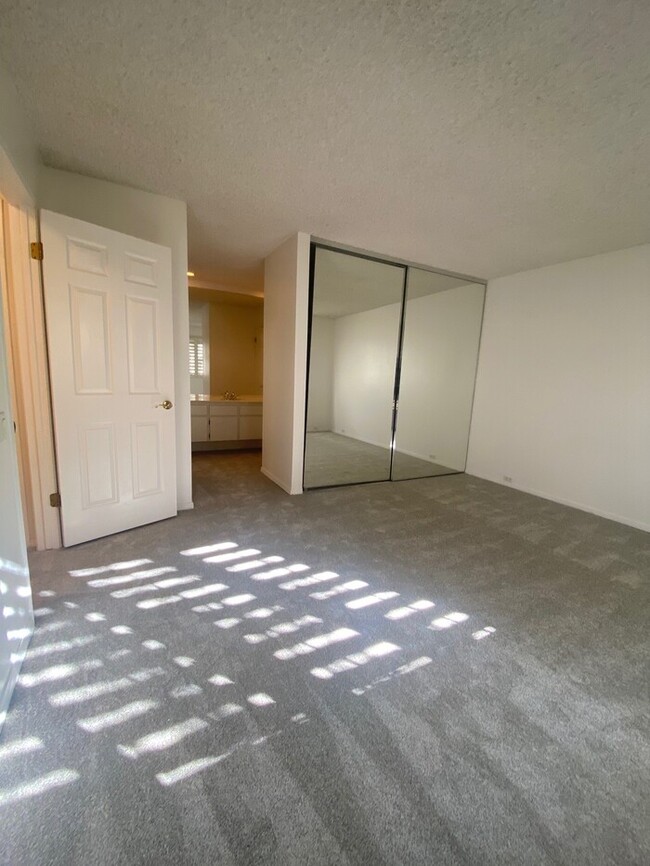 Building Photo - 613 Woodside Sierra