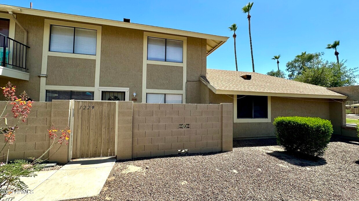Foto principal - 1229 N 84th Pl