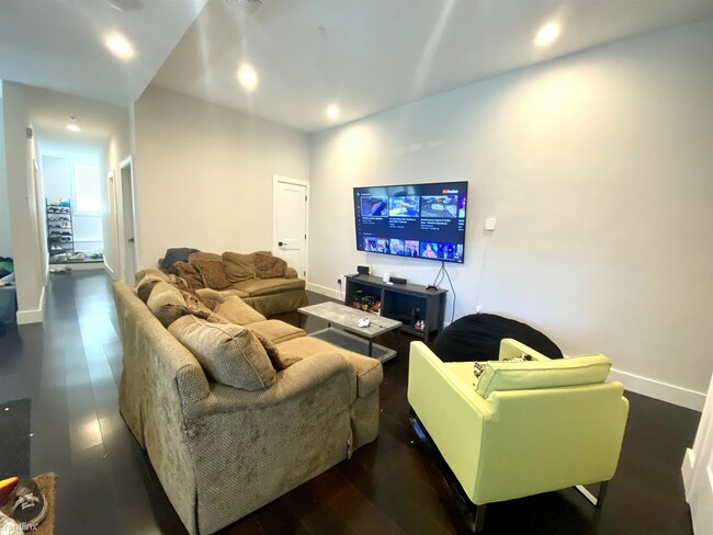 Foto del edificio - 7 br, 4.5 bath House - 1 Cedar St