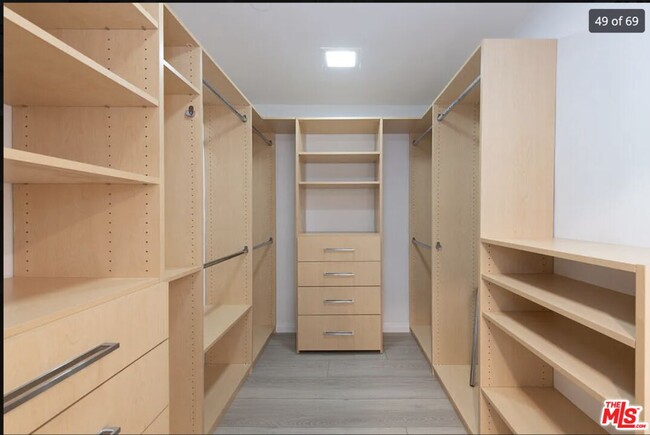 Building Photo - 405 N Palm Dr