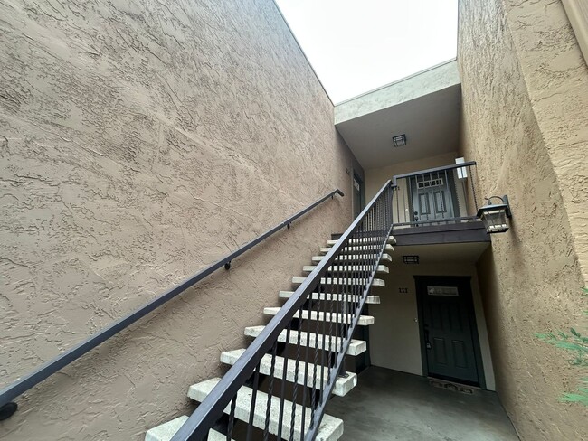 Foto del edificio - Spacious upper unit ready for immediate mo...