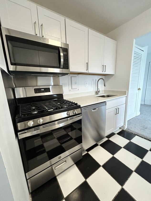 Photo - 5340 Holmes Run Pkwy (Alexandria, VA)