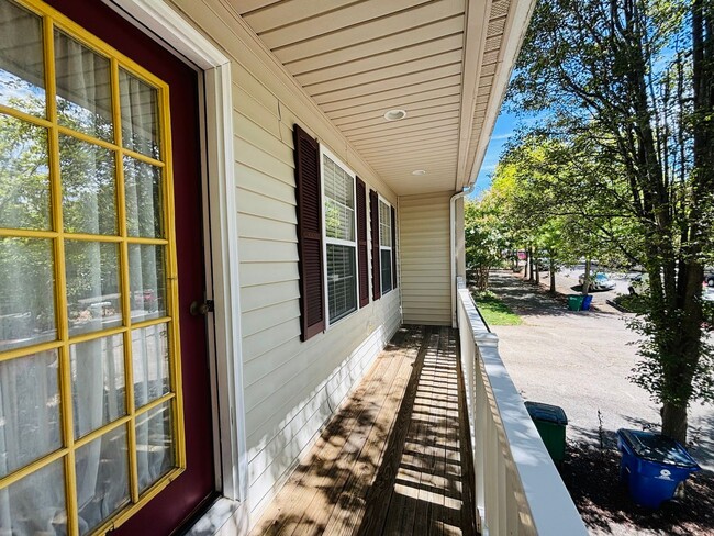 Building Photo - 3 Bedroom 2.5 Bath Townhouse
