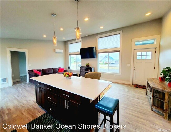 Building Photo - 2 br, 1 bath House - 1356 N Jetty Ave SW