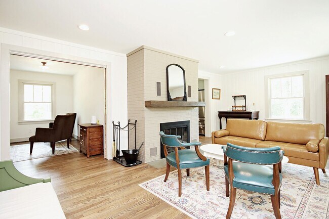 Foto del edificio - Updated Keswick Cottage on Over 7 Acres