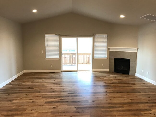 Building Photo - 3 Bedroom House in NW Redmond