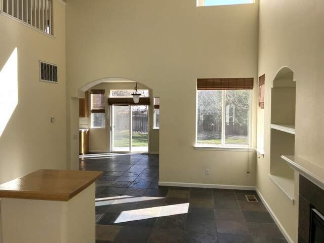 Building Photo - Beautiful 3 bedroom, 2.5 bath two story home