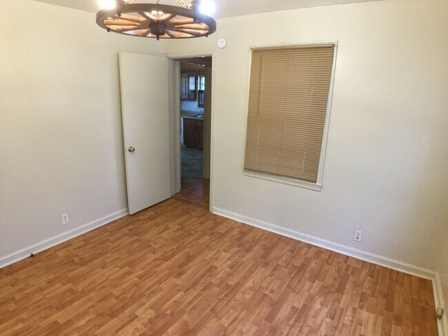 Building Photo - Christiansburg, 2 BR/ 1 BA, Available for ...